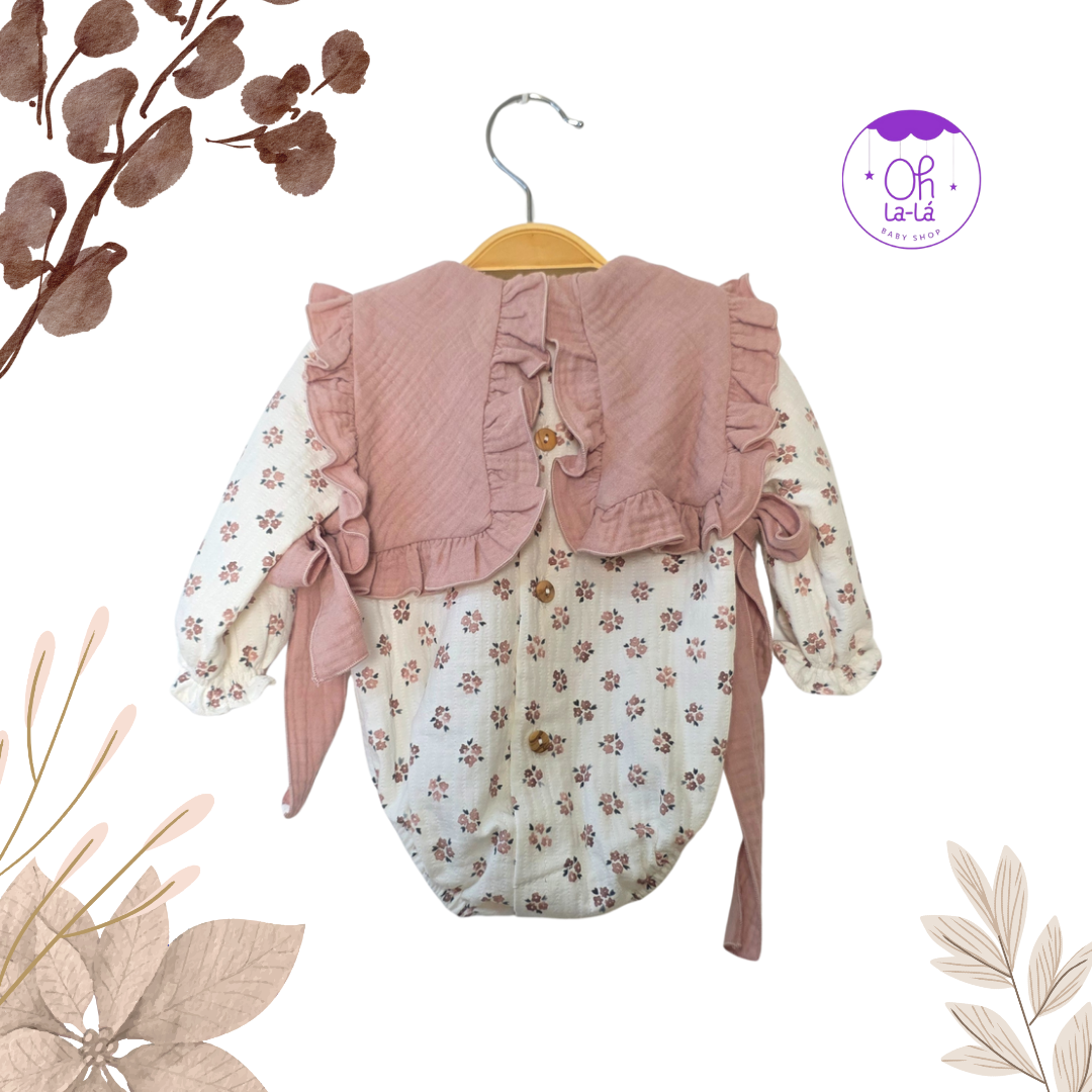 Pelele con baberola de flores rosas