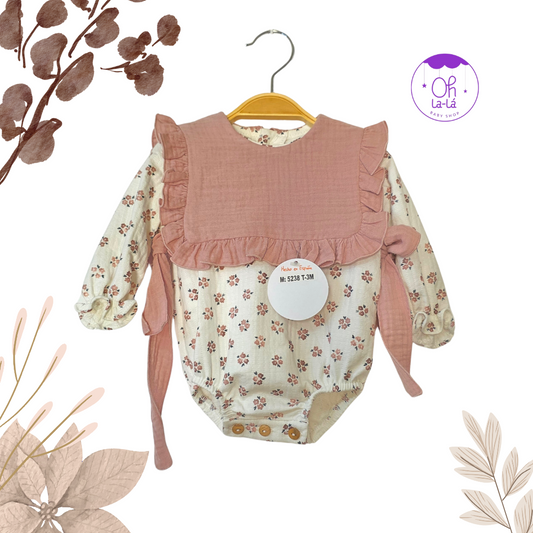 Pelele con baberola de flores rosas