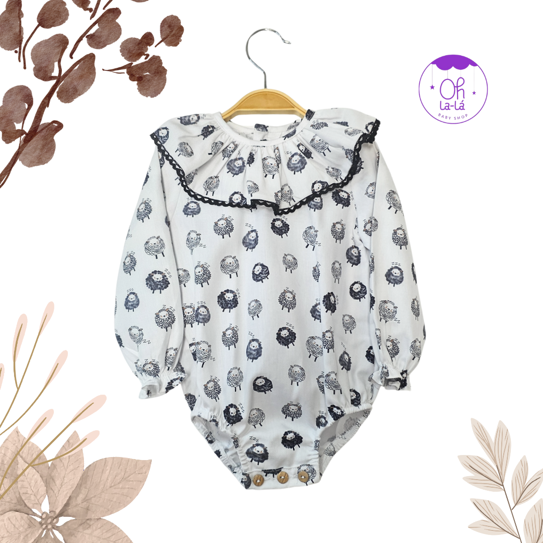 Pelele con cuello volante de ovejas